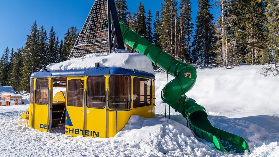 Die Dachsteingondel mit ihren Rutschen im Hopsi Winterkinderland. | © Chrisitne Höflehner