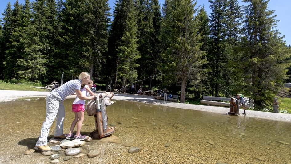 Im Sommer können sich Groß und Klein bei den Wasserspielen im Hopsiland erfrischen | © Tom Lamm