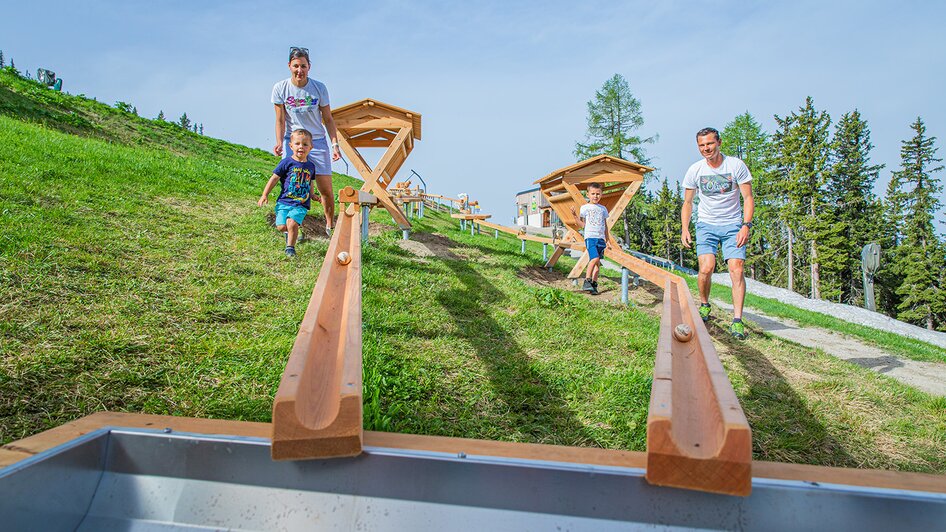 Kinder im Hopsiland, die mit der Kugelbahn spielen