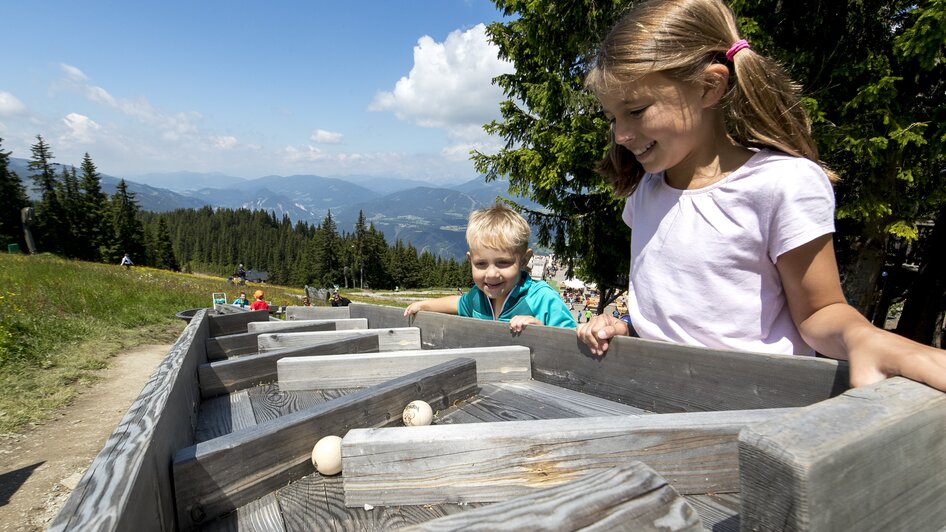 Kinder spielen mit Kugelbahn im Hopsiland | © Tom Lamm