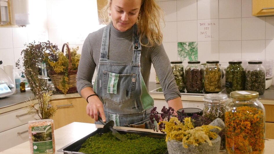 Sarah Eder bei der Arbeit