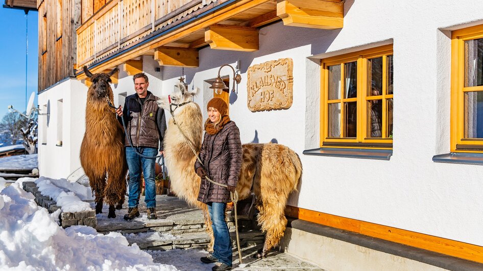 Bauersleute mit ihren Lamas vor dem Klausnerhof