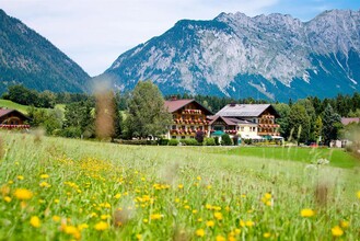 Aussenansicht Sommer  | © Landhotel - Restaurant Häuserl im Wald