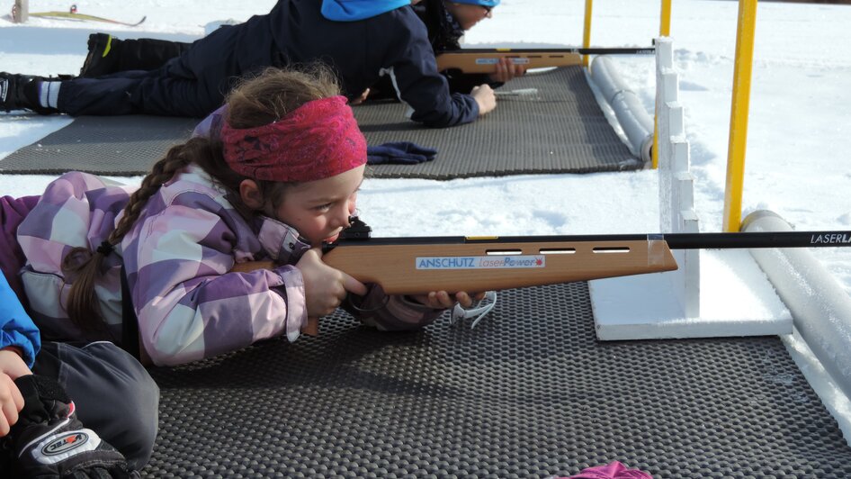 Kinder beim Biathlon. | © Langlaufschule fit & fun