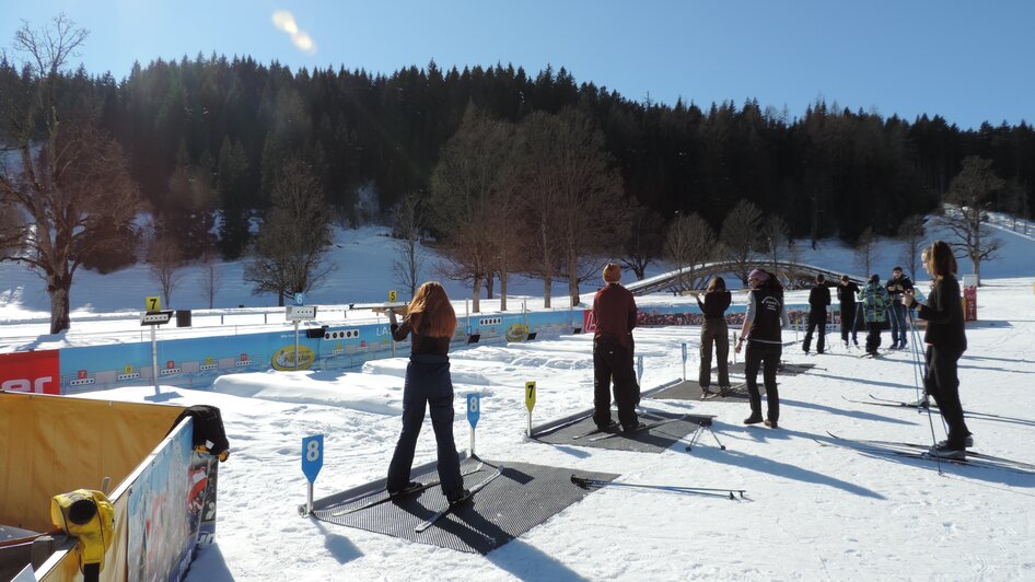 Gruppe beim Biathlon.