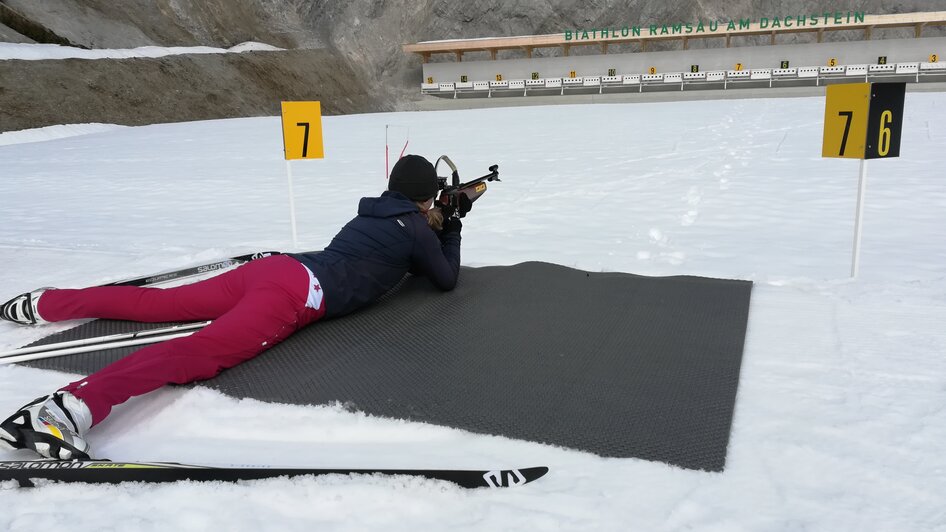 Eine Person beim Biathlon. | © Langlaufschule fit & fun