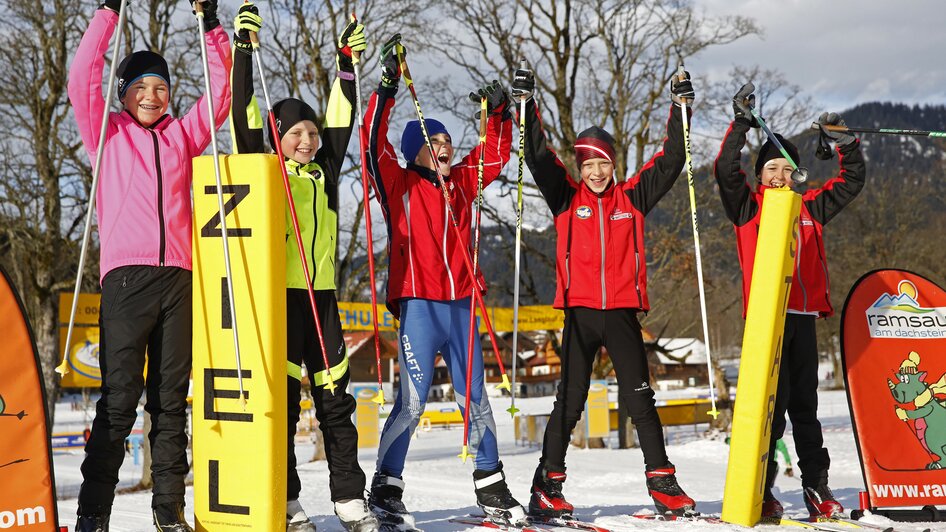 Eine Gruppe junger Langläufer an der Ziellinie.