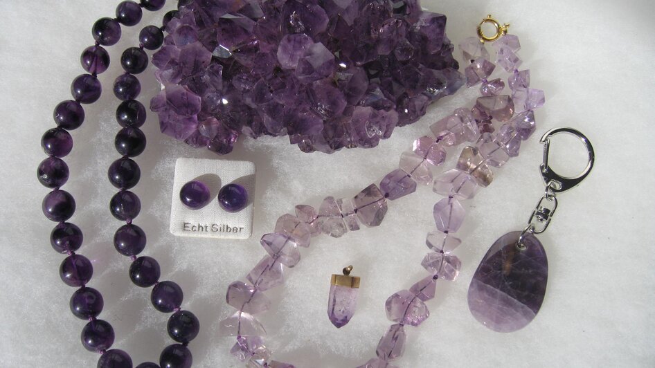 .Ketten und Schlüsselanhänger aus Rosenquarz und Amethyst