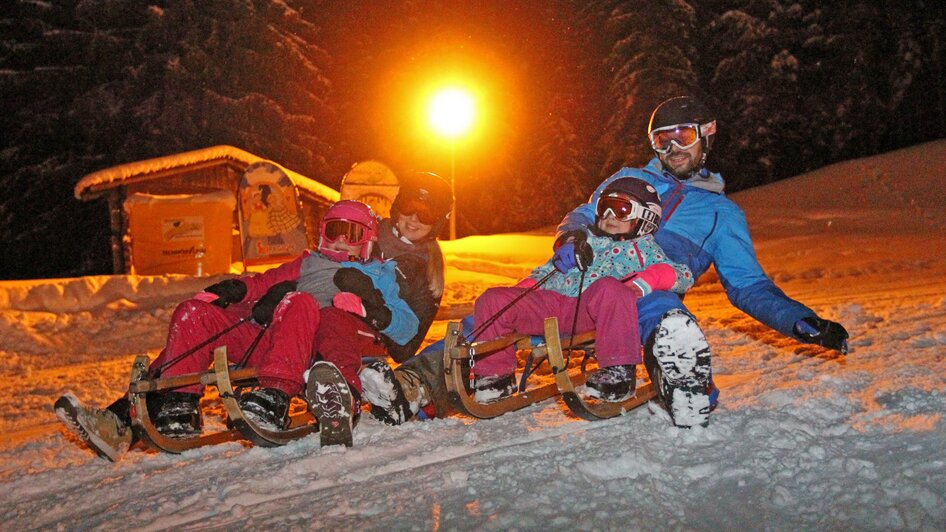 Familie auf Schlitten.