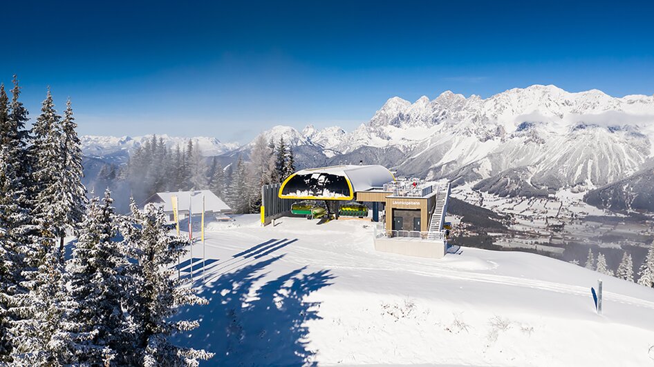 Traumhaftes Panorama vom Panoramadeck auf dem Dach der Bergstation der neuen Lärchkogelbahn