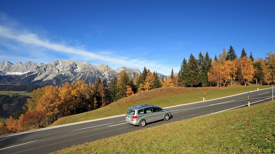 Fahrt durch eine bunte Herbstlandschaft auf der Planai-Mautstraße | © Martin Huber