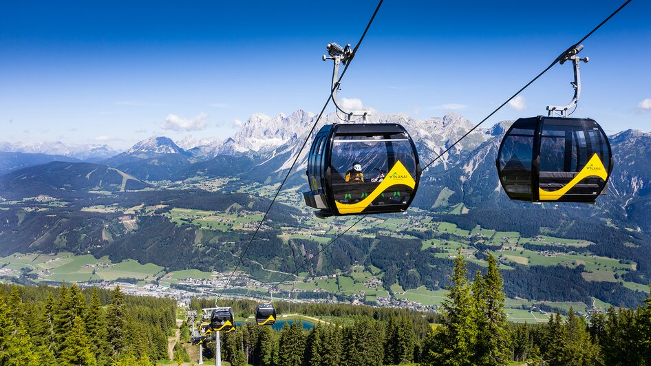 Die neue 10er Panoramagondel mit Ausblick auf das Dachsteinmassiv | © Josh Absenger