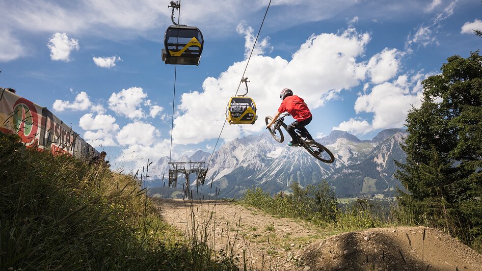 Sprünge im Bikepark Planai | © Roland Haschka