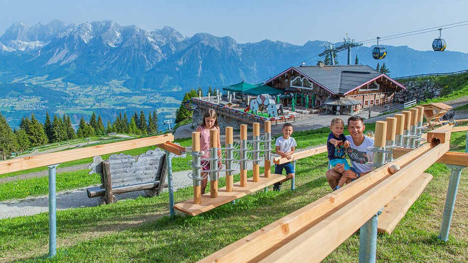 Die Holzkugelbahn im Hopsiland auf der Planai