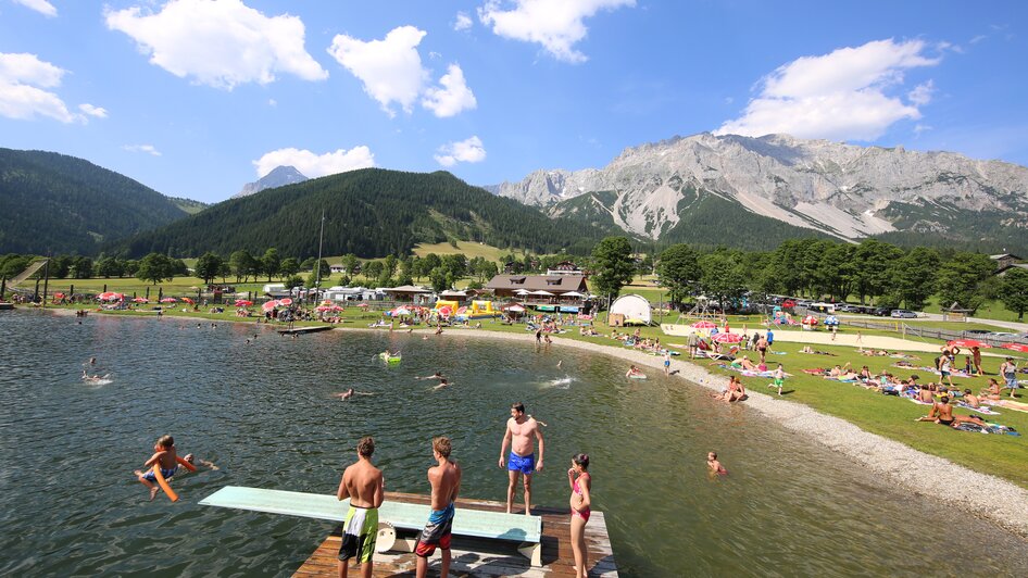 Sprungbrett am Badesee.  | © Erlebnis Rittisberg