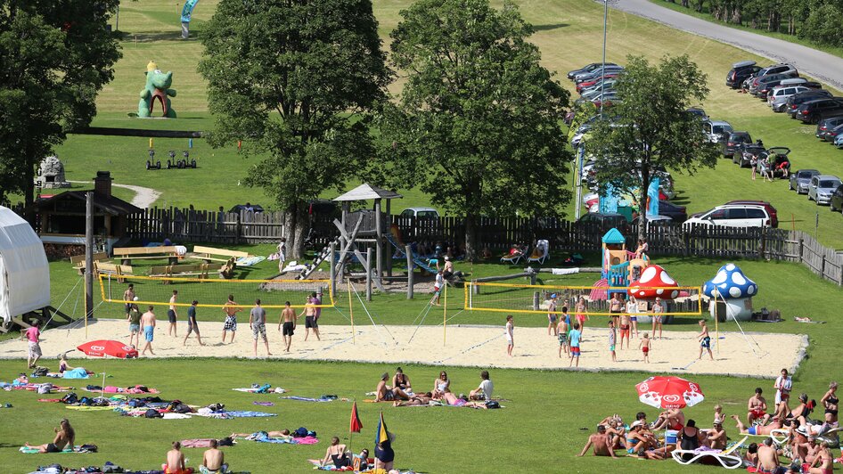 Liegewiese mit Volleyballplatz. | © Erlebnis Rittisberg