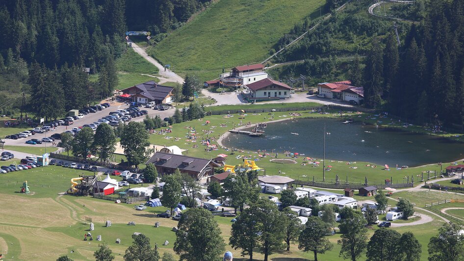 Sicht auf den Badesee Ramsau Beach. | © Erlebnis Rittisberg