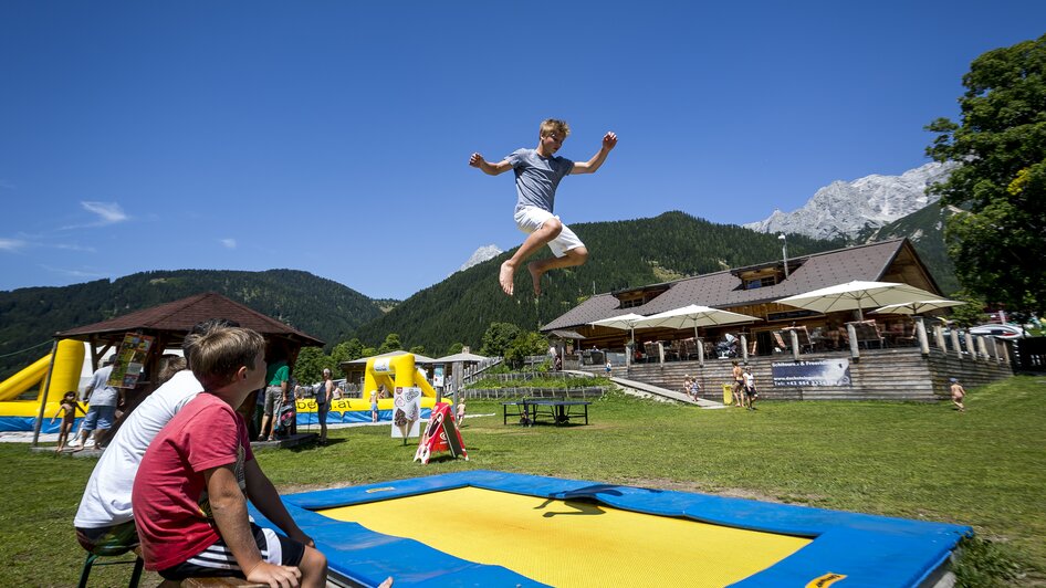 Kind springt auf dem Trampolin. | © Hans-Peter Steiner