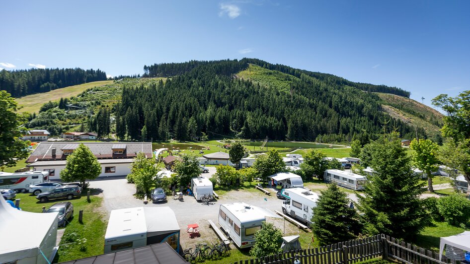 Campingplatz mit Rittisberg im Hintergrund. | © Erlebnis Rittisberg