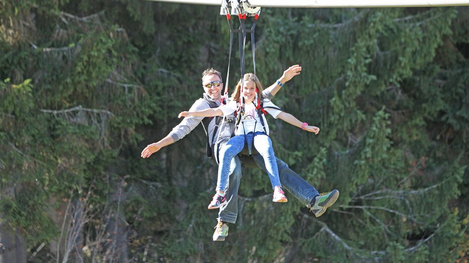 Familie auf der Flyline.  | © Erlebnis Rittisberg