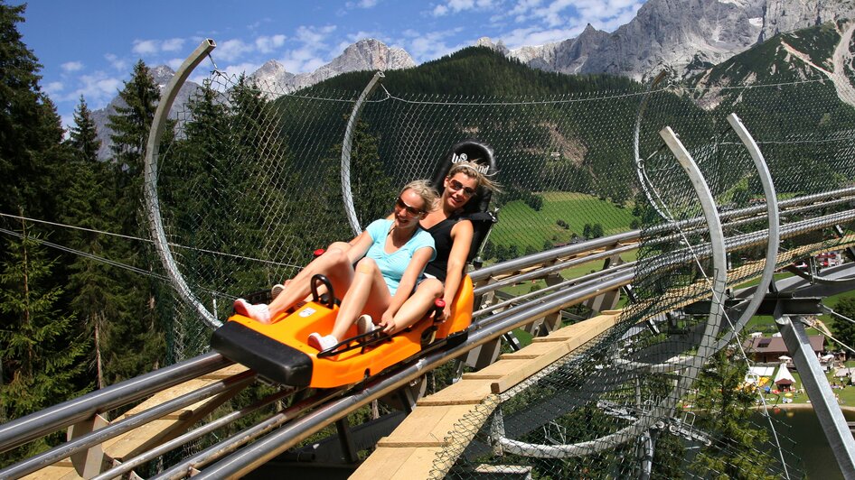 Frau mit Kind auf dem Coaster.