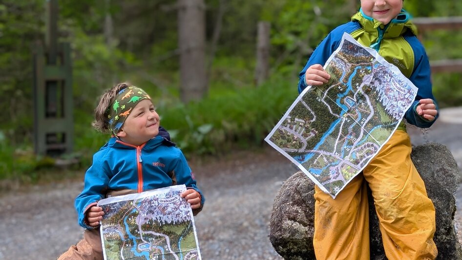 Zwei Kinder mit einer Schatzkarte in der Hand beim Gradenbach  | © Stefan Wieser-Bliem