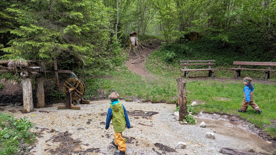Zwei Kinder bei der Suche nach dem Schatz  | © Stefan Wieser-Bliem