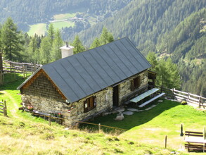 Am Weg zum Gumpeneck kommt man an der Schleinhütte vorbei. | © Familie Holzinger