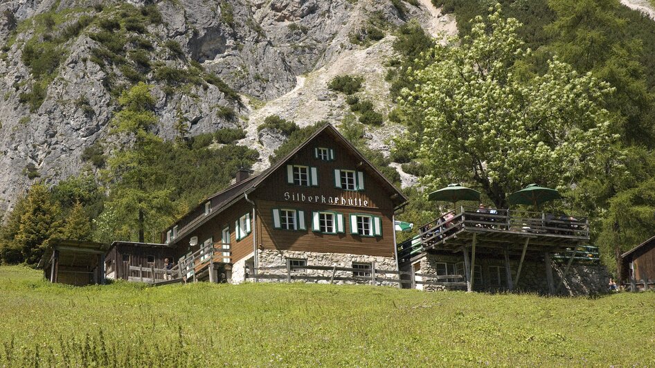 Die Schutzhütte bietet eine wunderschöner Aussicht von der Sonnenterrasse.