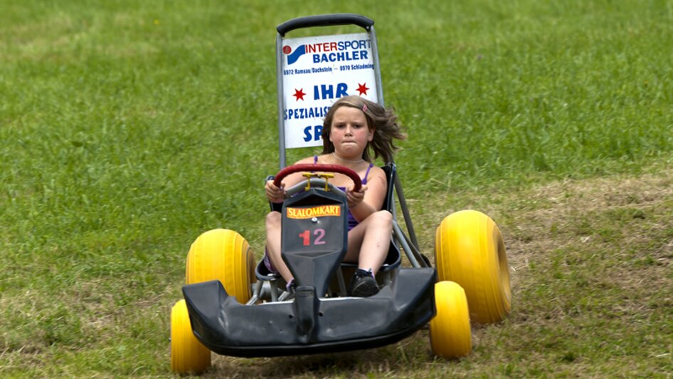 Mädchen beim Slalom Kart fahren | © Tritscherhof