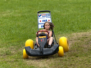Mädchen beim Slalom Kart fahren | © Tritscherhof