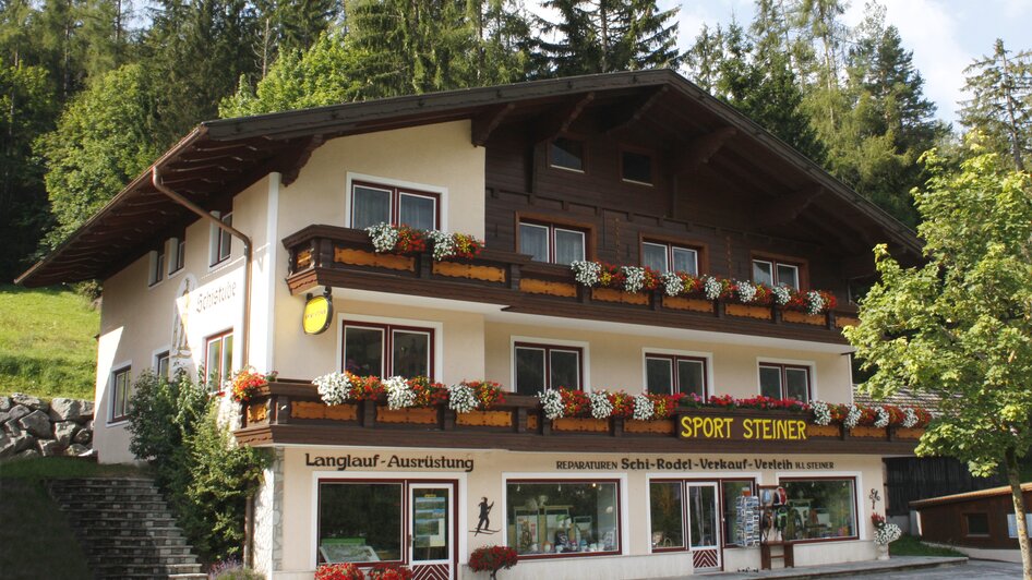Sport Steiner neben der Hauptstraße in Ramsau Kulm. 
