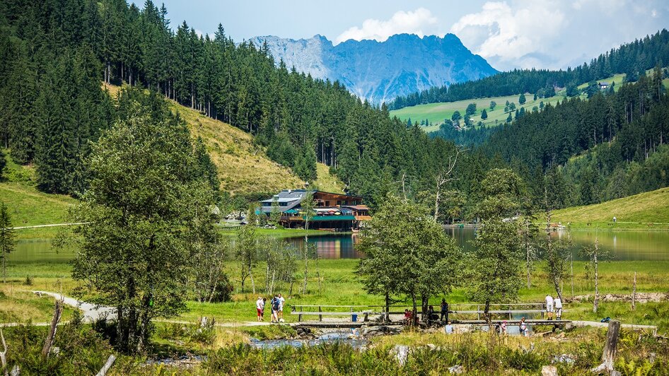 Steirischer Bodensee mit Blick auf einen Gasthof | © TVB Haus-Aich-Gössenberg@René Eduard Perhab