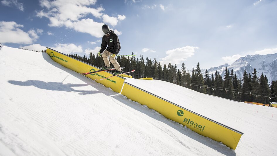 Freestyler auf Rail im Superpark auf der Planai | © Roland Haschka