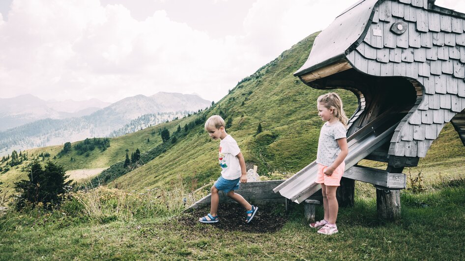 Zwei Kinder spielen im Tierholzpark | © Armin Walcher