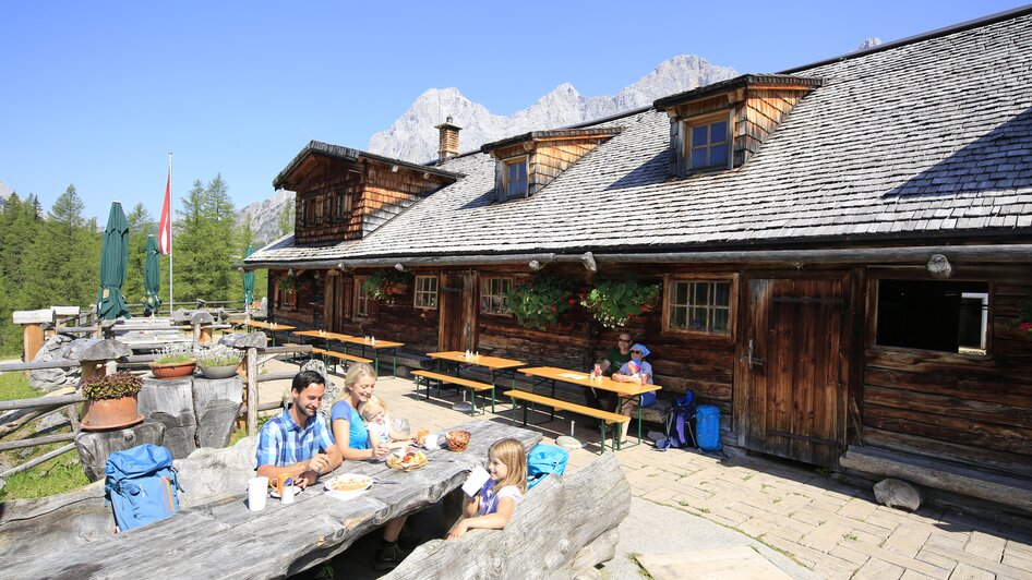 Ein Foto der Walcheralm mit Terrasse  | © Herbert Raffalt