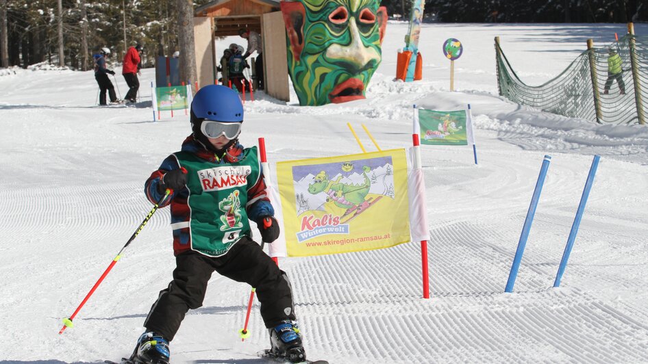 Kind lernt Skifahren beim Zauberlift. | © Hans-Peter Steiner